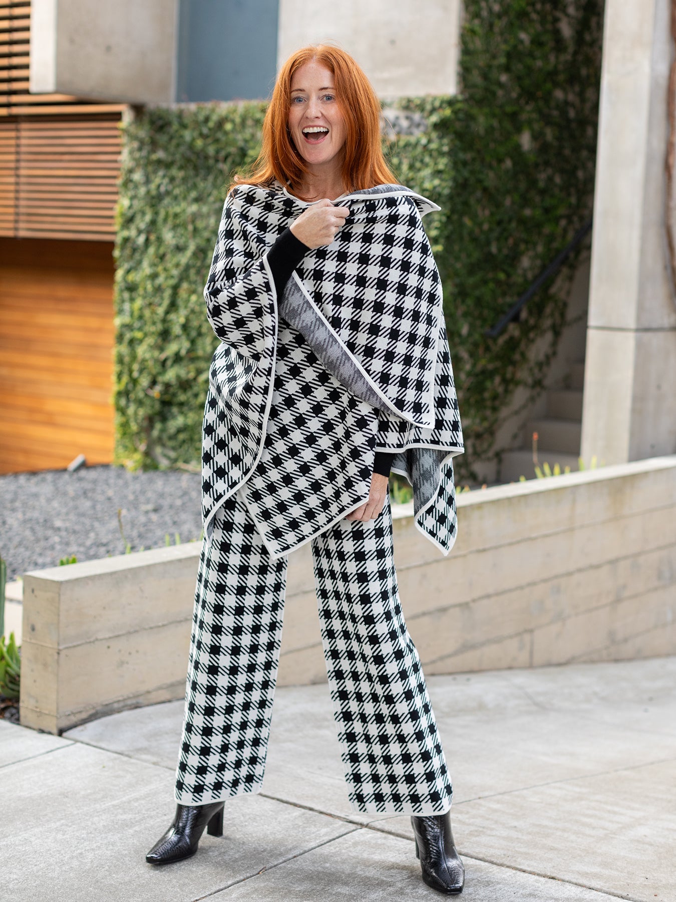 BRYNN cape Black and White Houndstooth - Lesley Evers - cape - cotton - knit