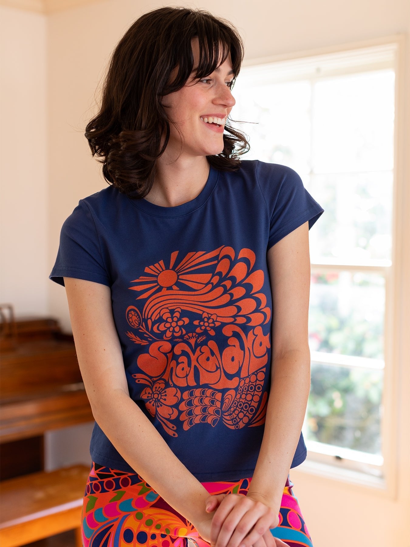 NELLIE graphic tee Shakalaka Navy and Orange – Lesley Evers