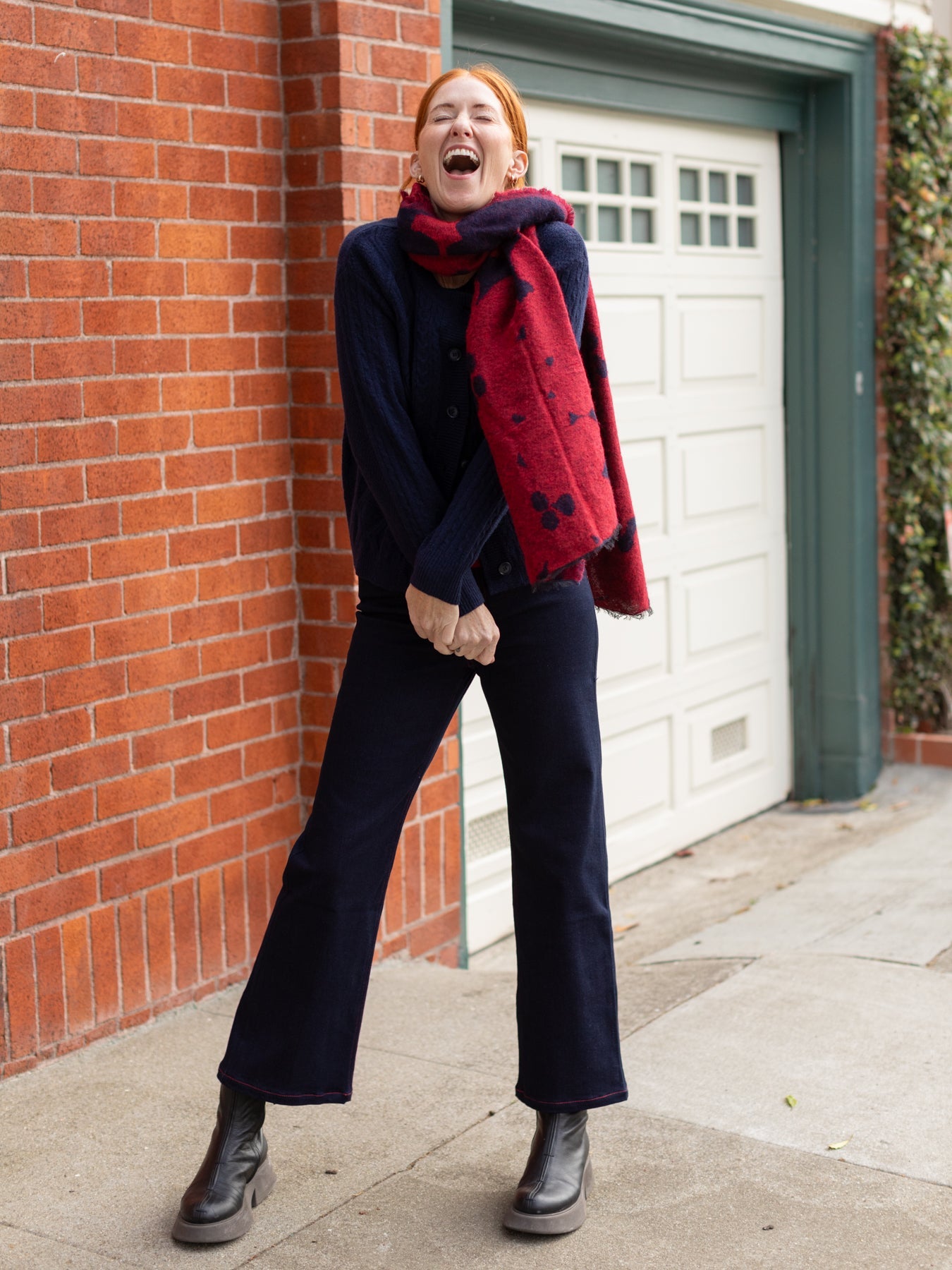SHANNON scarf Jumbo Blooms Red and Navy – Lesley Evers