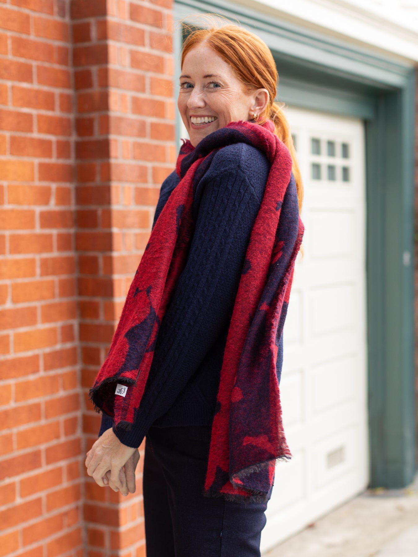 MARKAWARE トマトレッド ストール キャッシュアンドバルバ SHANNON scarf Jumbo Blooms Red and Navy – Lesley Evers