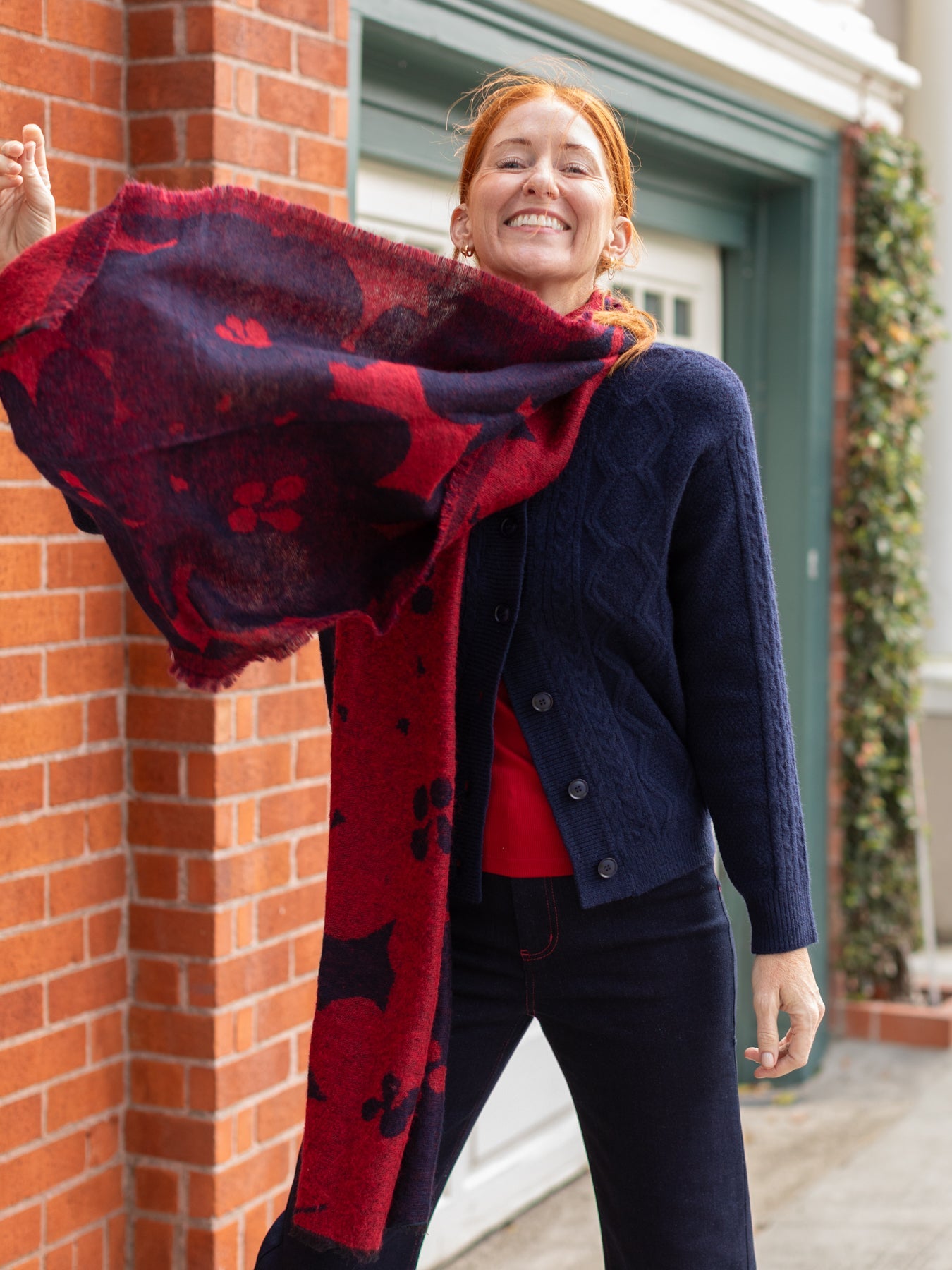 SHANNON scarf Jumbo Blooms Red and Navy – Lesley Evers