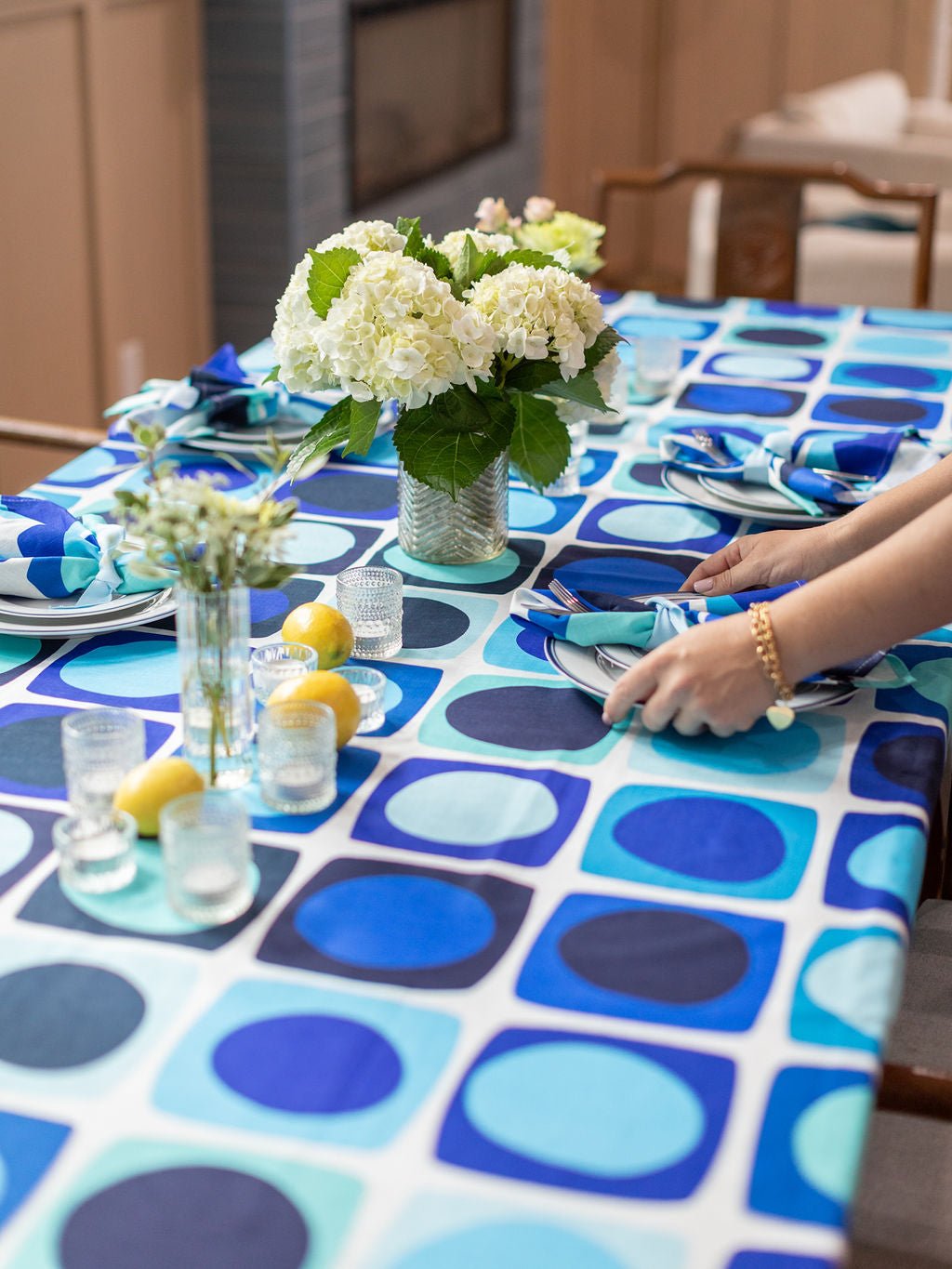 TABLECLOTH Sea Glass Blue - Lesley Evers - 23 - HG200 - W1 - Black - Giftable